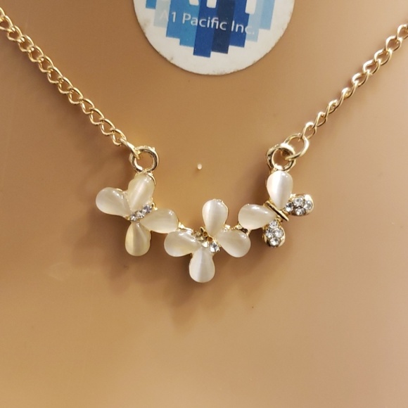 Butterfly Trendy Necklace - Picture 3 of 9